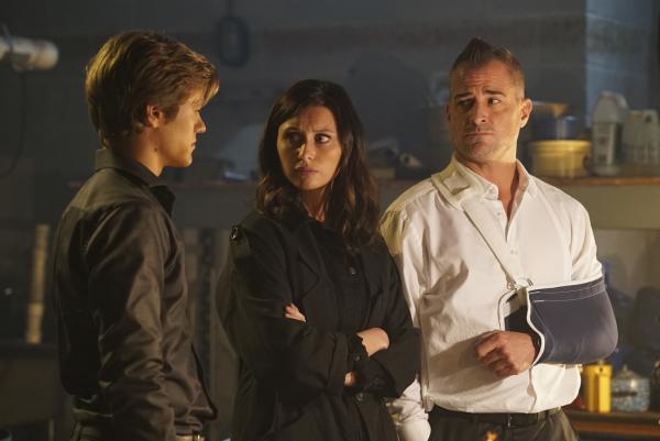 Bild 1 von 5: Wer will ihren Tod? MacGyver (Lucas Till, l.) und Jack (George Eads, r.) helfen Macs enger Freund Frankie (Aly Michalka, M.), nachdem sie ihren eigenen Tod vorgetäuscht hat, um zu verhindern, dass jemand sie ermordet ...