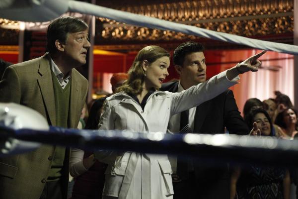 Bild 1 von 9: (v.l.n.r.) Dr. Gordon Wyatt (Stephen Fry); Dr. Brennan (Emily Deschanel); Booth (David Boreanaz)