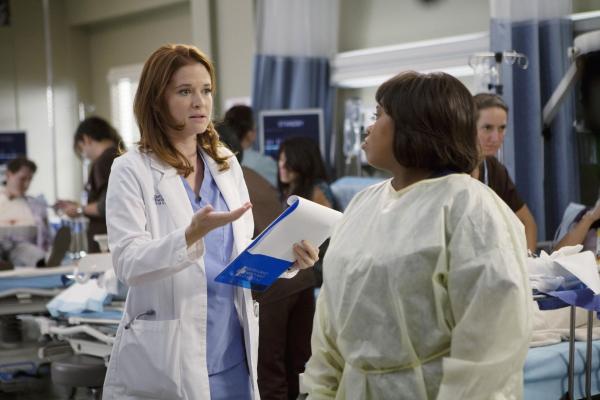 Bild 1 von 22: April (Sarah Drew, l.) ist völlig überfordert von ihrem neuen Job als Stationsärztin und hofft auf Hilfe von Bailey (Chandra Wilson, r.). Doch wird sie ihr beistehen?