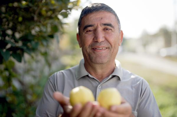 Bild 1 von 5: Wie viele Landsleute baut Bahriddin Yunusov auf seinem Feld Gemüse und Obst an ? im Herbst sind die Quitten reif.