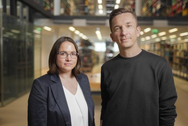 Bild 1 von 4: Warum werden Menschen aus Gruppen ausgeschlossen, das will Moderator Eric Mayer (r.) von Dr. Selma Rudert (l.), Juniorprofessorin für Sozialpsychologie am Campus Landau, wissen.