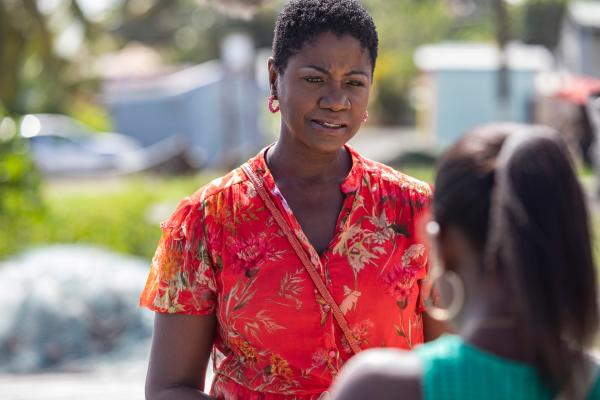 Bild 1 von 3: Darlene (Ginny Holder, l.) befragt Laurette (Leah Walker, r.), eine Angestellte einer Computer-Werkstatt und zugleich Bekannte. Weiß sie über die dubiosen Vorgänge in dem Laden Bescheid?