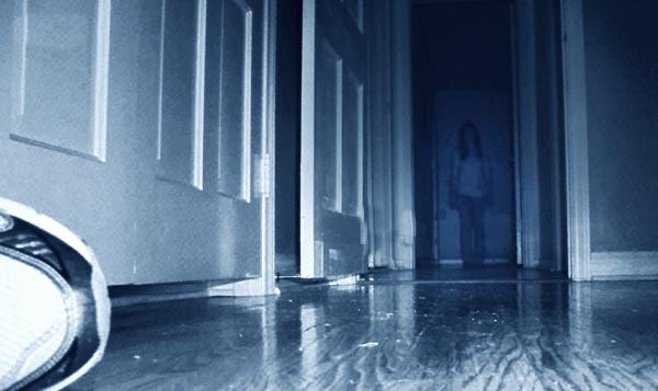 Bild 1 von 3: Plötzlich steht Alex der besessenen Katie (Katie Featherston) im eigenen Haus gegenüber.