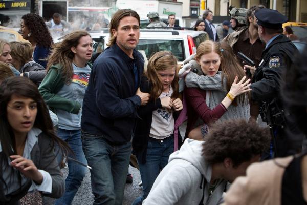 Bild 1 von 22: Left to right: Brad Pitt is Gerry Lane, Abigail Hargrove is Rachel Lane, and Mireille Enos is Karin Lane in WORLD WAR Z, from Paramount Pictures and Skydance Productions in association with Hemisphere Media Capital and GK Films.WWZ-03967R