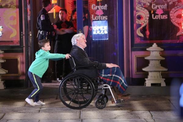 Bild 1 von 13: Ben (Jack Stanton, l.) beschließt, sich um seinen Großvater Colonel Pemberton (E.J. Callahan, r.) zu kümmern ...