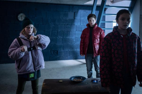 Bild 1 von 4: Paul (Malique Heidorn), Joyce (Matilda Willigalla, l.) und Finja (Amelie Rafolt Gomes, r.) sind in der geheimen Zentrale und wollen die ganze Wahrheit erfahren. Um jeden Preis?