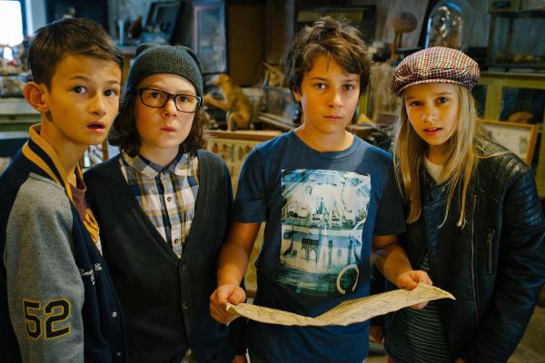 Bild 1 von 28: Im Bild: Eloi Christ (Robert), Maximilian Ehrenreich (Chris), Oskar Keymer (Felix Vorndran), Lina Hüesker (Ella Borsig).