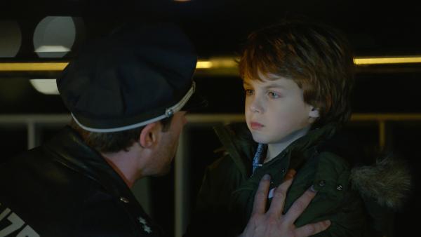 Bild 1 von 10: Mattes (Matthias Schloo, l.) hat den kleinen Ausreißer (Bruno Thiel, r.) wiedergefunden und verspricht ihm, dass alles gut werden wird.