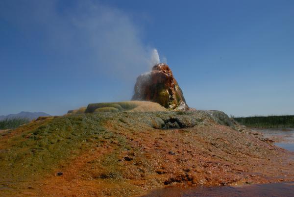 Bild 1 von 1: Heiße Mineralquellen sprudeln Wasser aus dem Inneren heraus.