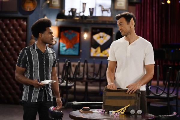 Bild 1 von 16: Carter (Julian Gant, l.); Max (Cheyenne Jackson, r.)