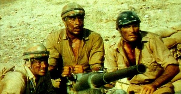 Bild 1 von 5: Kämpfen erbittert vor der Stadt El Alamein: Lt. Graham (George Hilton, r.) und andere Soldaten.\