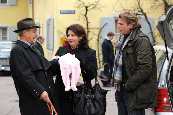 Bild 1 von 7: Moni überreicht Schattenhofer den rosafarbenen Strampler, den sie für das \