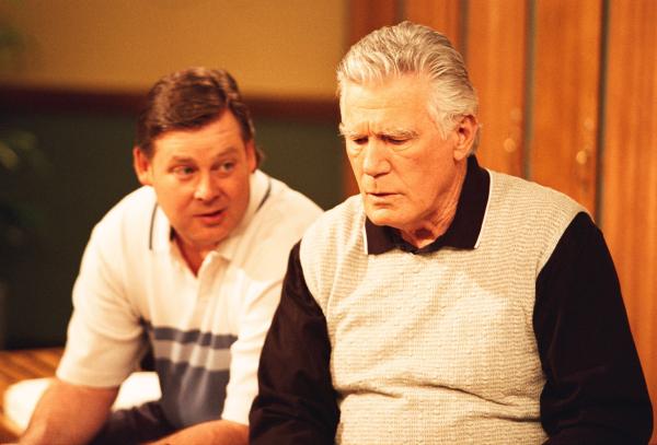 Bild 1 von 2: Beim Aufräumen findet Dharma alte Schulhefte, darunter eines, in dem obszöne Geschichten stehen. Zunächst vermutet Dharma Greg als Verfasser, doch der verweist sie an Kitty. Tatsächlich versucht sich Kitty als Autorin wilder erotischer Geschichten. Als Dharma sie zu Abbys \