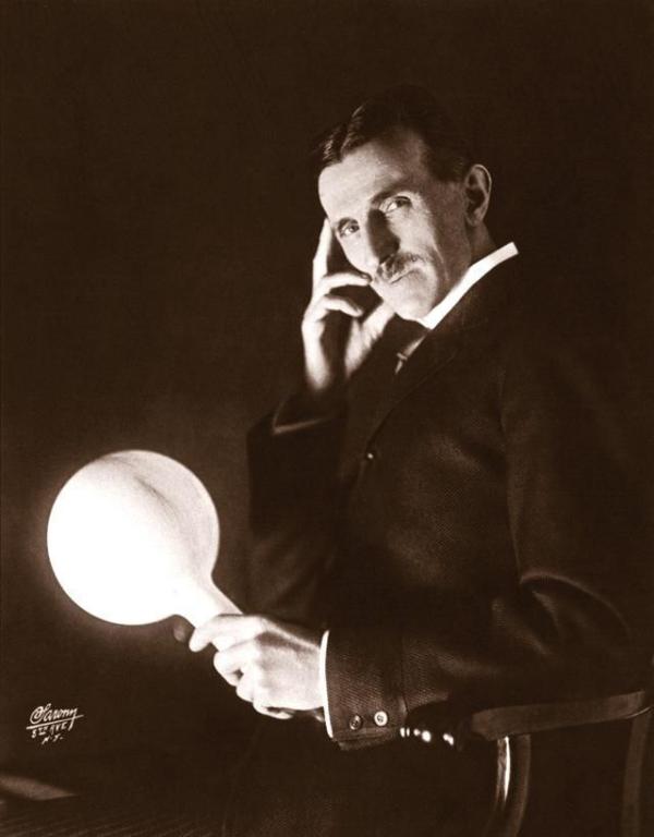 Bild 1 von 3: Er ist einer der produktivsten Erfinder des 20. Jahrhunderts - und der Mann, der die Welt elektrisiert hat. Nikola Tesla (Bild) hat die Menschheit in eine neue industrielle Ära geführt und den Grundstein für das heutige technologische Zeitalter gelegt. Doch könnte das durch ein jenseitiges Design geschehen sein?