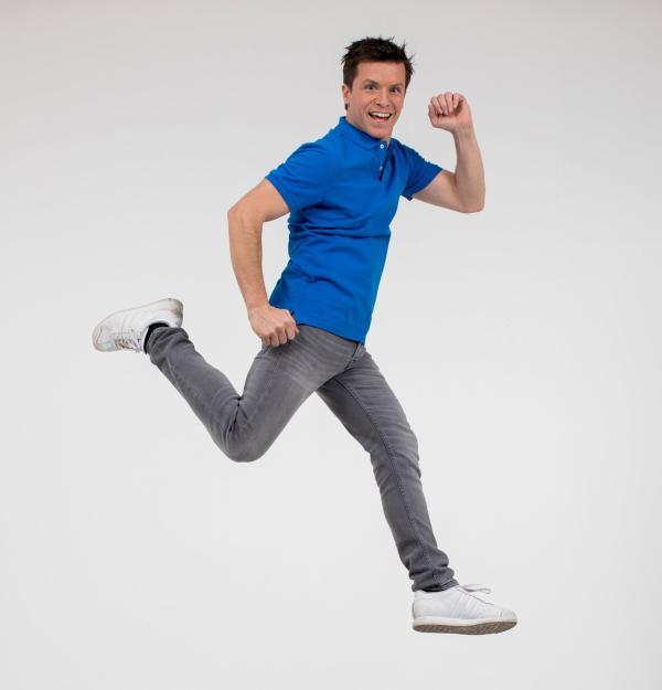 Bild 1 von 17: Benedikt Weber ist zurück im Disney Channel und stellt sich ab Frühjahr in DIE BENI CHALLENGE scheinbar unmöglichen Herausforderungen: Kann ein Mensch 100 Meter weit mit nackten Füßen übers Wasser laufen? Oder unter Wasser eine Bratwurst grillen? Natürlich nicht!... Oder etwa doch? Benedikt findet es raus, egal wie und egal womit, denn \