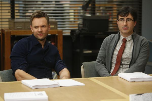 Bild 1 von 15: Um Britta endlich rumkriegen zu können, bittet Professor Duncan (John Oliver, r.) Jeff (Joel McHale, l.) um Hilfe ...