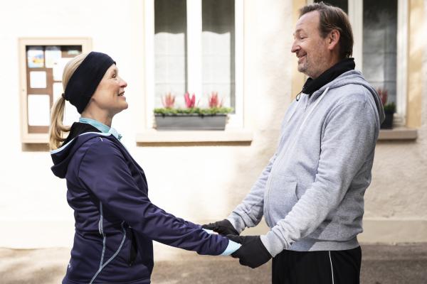 Bild 1 von 6: Nach dem Joggen gelingt es Vera (Sybille Waury) Gregor (Holger Matthias Wilhelm) aufzumuntern.