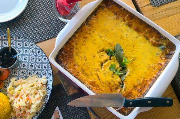 Bild 1 von 3: Bobotie ist ein südafrikanisches Gericht aus Hackfleisch, Tomatensoße, Chutney, Rosinen und Gewürzen. Überbacken wird es mit Ei und in Milch getränktem Brot.