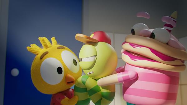 Bild 1 von 2: Othello (rechts) will Karla (links) vermeintlich etwas Gutes tun, indem er sich bei Glitsch (Mitte) dafür rächt, dass er Karla nicht mitspielen lassen hat. Doch Karla findet Othellos Ärgereien überhaupt nicht gut.
© ZDF/2023 DR, Sparre Production, GODO Films - Honorarfreie Verwendung gemäß AGB im engen inhaltlichen redaktionellen Zusammenhang mit genannter Sendung bei Nennung \