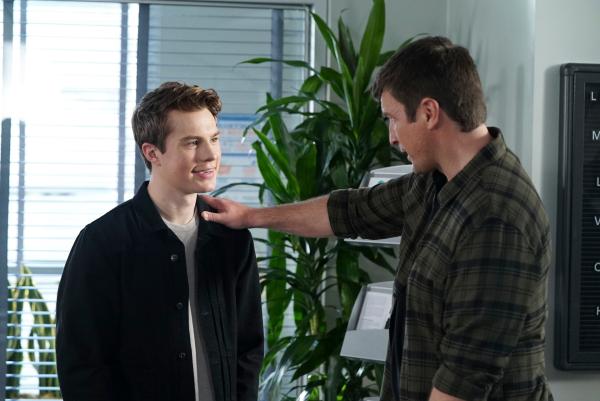 Bild 1 von 3: John Nolan (Nathan Fillion) begrüßt seinen Sohn Henry Nolan (Zayne Emory) in Los Angeles.