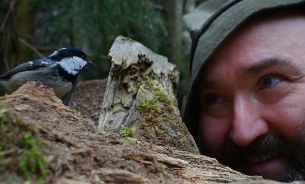 Bild 1 von 7: Hunderte Vögel, unzählige Eichhörnchen und weit über 50 verwaiste Marder hat Wolfgang Schreil alias der Woid Woife schon aufgezogen. Der Wildtierretter liebt seine niederbayerische Heimat und hat einen Wunsch: viele Menschen dazu zu inspirieren, die Natur bewusster wahrzunehmen und zu schätzen.