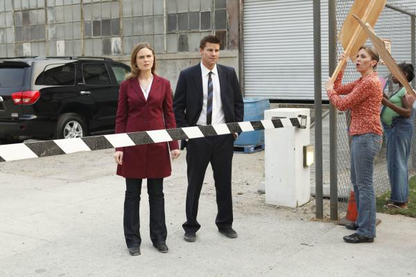 Bild 1 von 9: Dr. Brennan (Emily Deschanel, l.); Booth (David Boreanaz, M.)