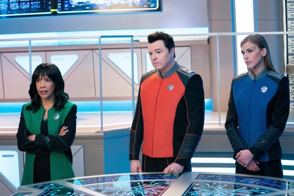Bild 1 von 9: (v.l.n.r.) Dr. Claire Finn (Penny Johnson Jerald); Captain Ed Mercer (Seth MacFarlane); Commander Kelly Grayson (Adrianne Palicki)