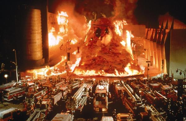 Bild 1 von 10: L.A. wird von einem Erdbeben erschüttert. Doch dies ist nur der Vorbote zu einer viel größeren Katastrophe: Ein bis dahin unbekannter Vulkan bricht aus und droht die Stadt unter Lavamassen zu begraben.