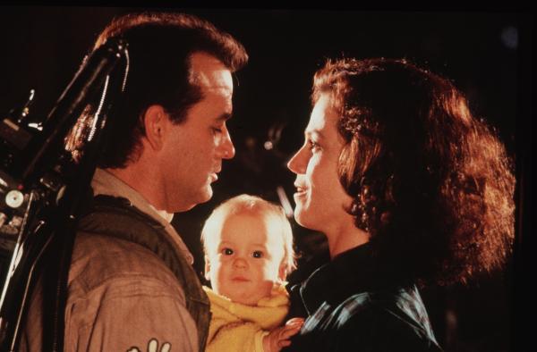 Bild 1 von 3: Dr. Peter Venkman (Bill Murray) muss zusammen mit den anderen Geisterjägern verhindern, dass ein Geist Besitz von dem Körper des Babys von Dana Barrett (Sigourney Weaver) ergreift.