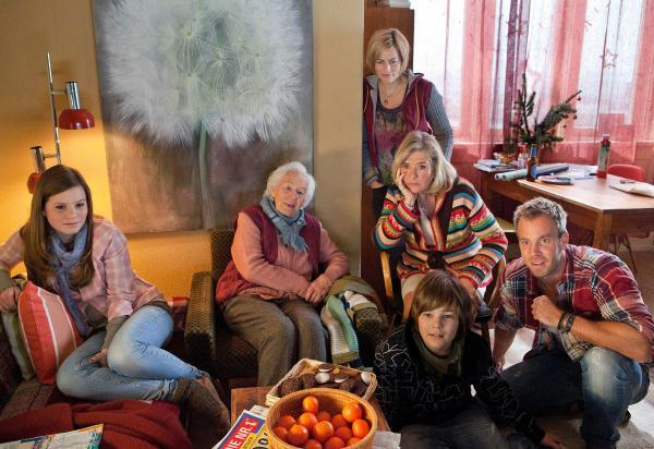 Bild 1 von 15: Jenny (Muriel Bielenberg, l.), Frau Basinski (Renate Delfs, 2. v. l.), Ellie Pietschek (Gesine Cukrowski, 3. v. l.), Johanna Welser (Jutta Speidel), Richy (Lasse Schiddrigkeit) und Marcel (Dominic Boeer, r.) verfolgen gespannt die Fernsehnachrichten.