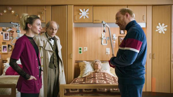 Bild 1 von 9: (v.li.): Julia Edtmeier (Tessa), Nikolaus Paryla (Egon), Waltraut Haas (Mali), Simon Schwarz (Franz).