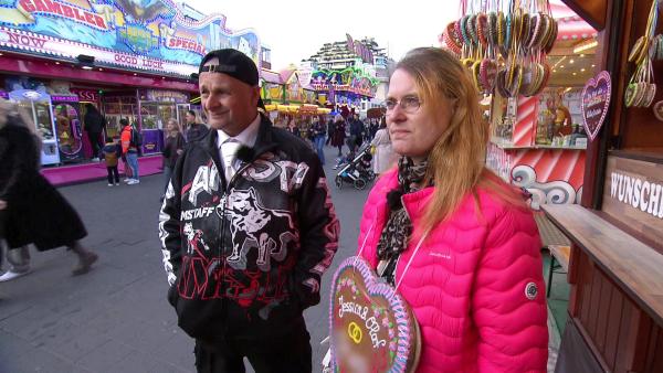 Bild 1 von 4: Auf dem Hamburger Dom wollen die Frischvermählten ihren besonderen Tag schließlich gebührend feiern.