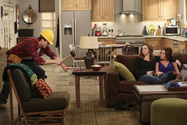 Bild 1 von 19: Walden (Ashton Kutcher, l.) will beweisen, dass er ein ganzer Kerl ist und zeigt, was er handwerklich drauf hat. Jenny (Amber Tamblyn, M.) und Brooke (Aly Michalka, r.) bleiben jedoch skeptisch ...