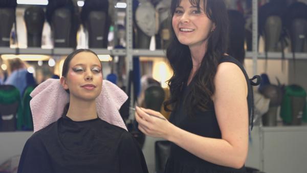 Bild 1 von 3: In der Maske entsteht der Look für den großen Auftritt.