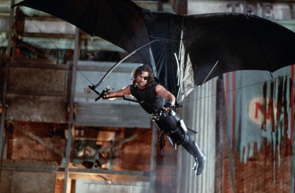 Bild 1 von 1: Snake Plissken (Kurt Russel) hat einen Auftrag: Er soll die Tochter des Präsidenten suchen, die sich mit einem Terroristenanführer zusammen getan hat.
