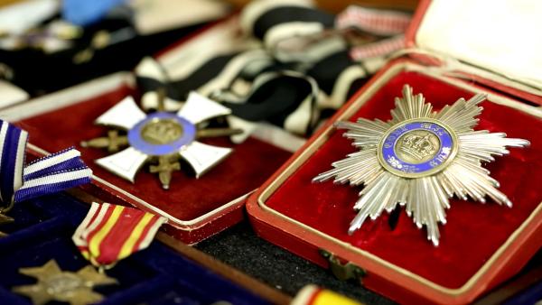 Bild 1 von 2: Briefmarken sammeln kann jeder - die Fans der Militärtechnikszene haben es vor allen Dingen auf historische Orden und Abzeichen abgesehen.
