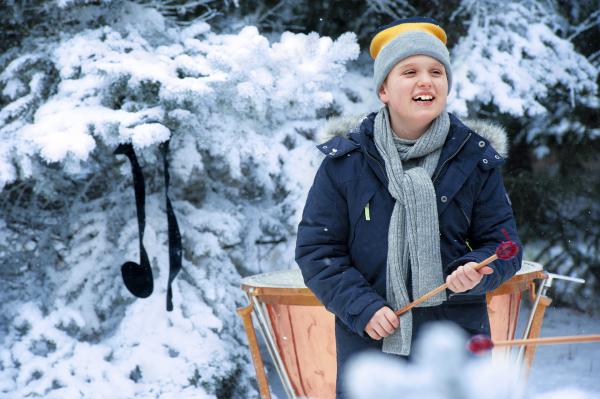Bild 1 von 3: Max (Santino Bathe) hilft dem Liedermacher, Musik zu machen.