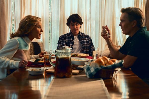 Bild 1 von 5: Während Linda (Julie Bowen, l.) aufgeregt von ihrem Shopping-Erlebnis berichtet, hört ihr Mann Gene (Nolan North, r.) geduldig zu. Nur Dylan (Emjay Anthony, M.) versinkt beim Abendessen demonstrativ im Desinteresse.