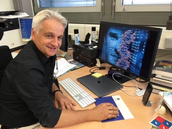 Bild 1 von 2: Der Kriminaltechniker arbeitet eng mit der Mordkommission zusammen, um den Täter zu überführen.