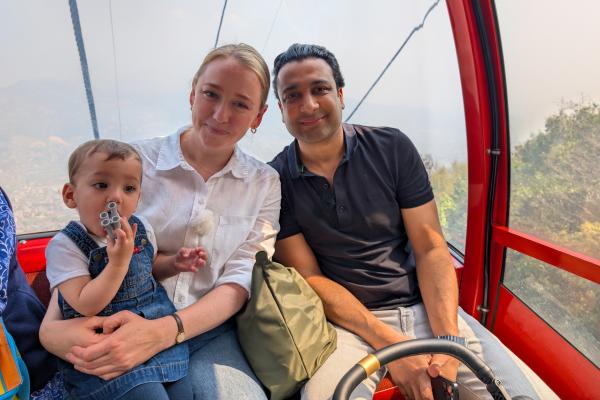 Bild 1 von 15: Natalie Dörfler und ihre Familie machen einen Wochenendausflug. Am Rande der Großstadt Kathmandu geht es per Seilbahn in die Berge.