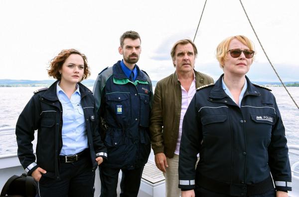 Bild 1 von 8: Im Bild: Tödlicher Bootsunfall mit Fahrerflucht: Julia Demmler (Wendy Güntensperger, l.), Wachtmeister Stähli (Reto Stalder, 2.l.) und Nele Fehrenbach (Floriane Daniel, r.) konnten den Bootsbesitzer ermitteln: der Schweizer Unternehmer Rene Balsiger (Daniel Rohr, 2.v.r.).