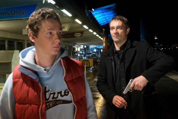 Bild 1 von 8: Theis Schneider (Steven Scharf, r.) hofft, dass ihn Lucas (Fabian Meier, l.) auf die Spur der verschwundenen Beute bringt.