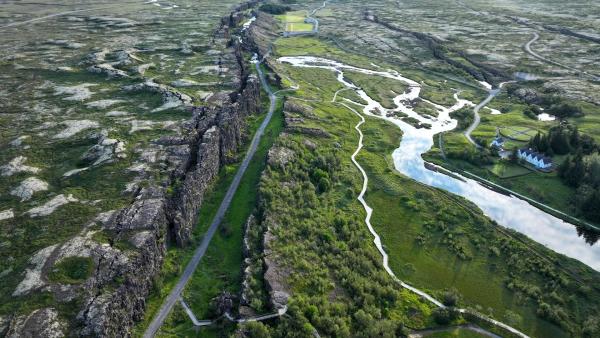 Bild 1 von 4: Der Nationalpark Thingvellir liegt auf der Grenze zweier Kontinentalplatten.
