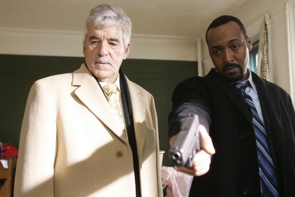 Bild 1 von 7: (l-r) Dennis Farina as Fontana, Jesse L. Martin as Green, Tyrone Grant as Alphonse, Therisa Spruill as Woman in bed -- NBC
