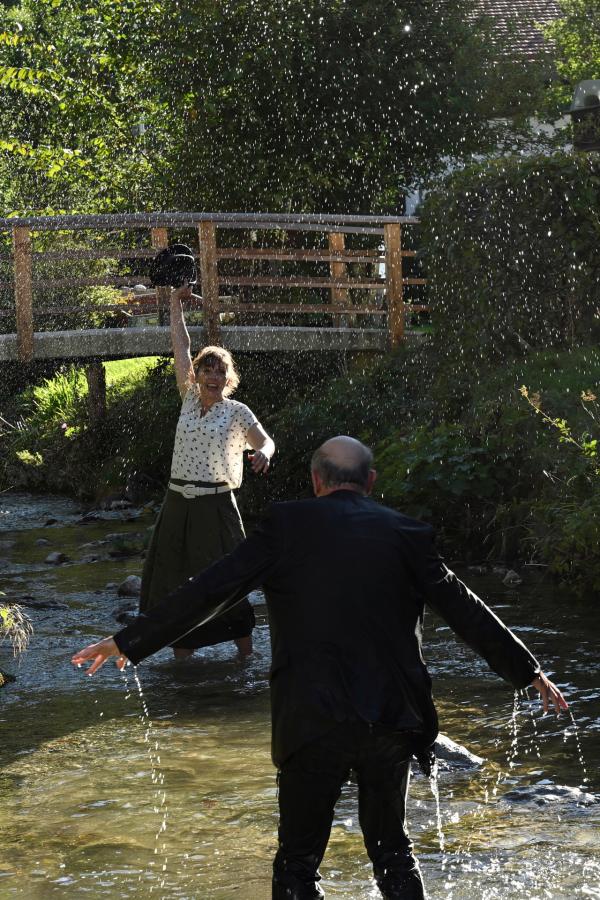 Bild 1 von 11: Heidrun Niedermayer (Catalina Navarro Kirner) ist stolz darauf, Pfarrer Sonnleitners (Johannes Herrschmann) Hut gerettet zu haben.