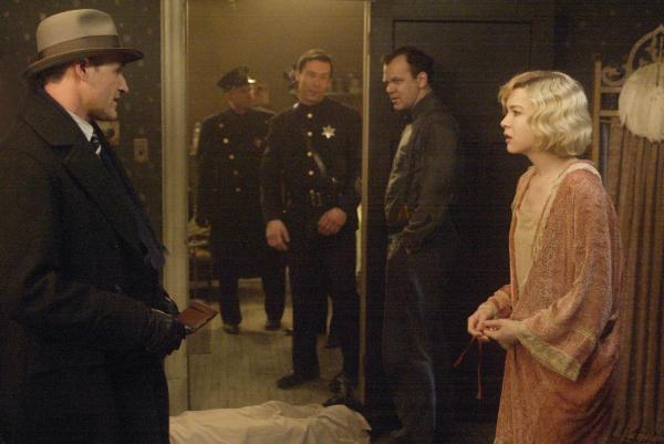 Bild 1 von 17: Als der unbekannten Sängerin und Tänzerin Roxie Hart (Reneé Zellweger, r.) klar wird, dass ihr Manager Fred Casley sie nur für schnellen Sex benutzt, erschießt sie ihn. Obwohl ihr Ehemann Amos (John C. Reilly, l.) ihr falsche Alibis liefert, muss sie in Untersuchungshaft ...
