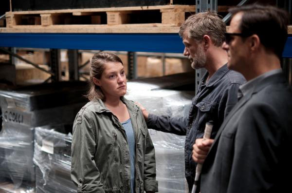 Bild 1 von 7: Haller (Philipp Hochmair, rechts) und Niko (Andreas Guenther) rollen den alten Fall auf und befragen die damalige Zeugin Melanie (Sophie Stockinger, links).