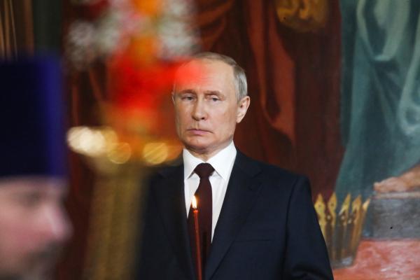 Bild 1 von 2: Der russische Präsident Putin beim Oster-Gottesdienst in der Moskauer Christ-Erlöser-Kathedrale.