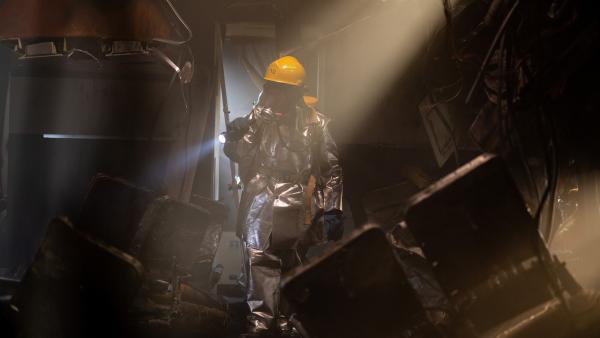 Bild 1 von 2: Ermittler suchen nach der Explosionsursache und werden im Handgepäckfach fündig.