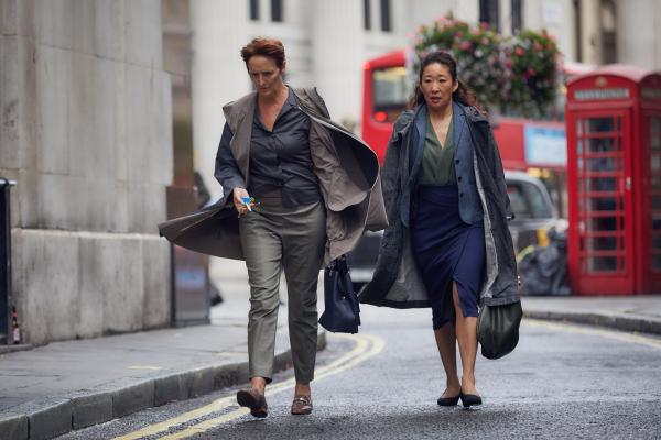 Bild 1 von 6: Carolyn Martens (Fiona Shaw, l.); Eve (Sandra Oh. r.)